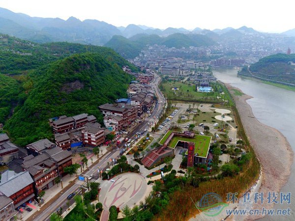 赤水河旅游公路旁的綜合服務(wù)體。（貴州省公路局提供）